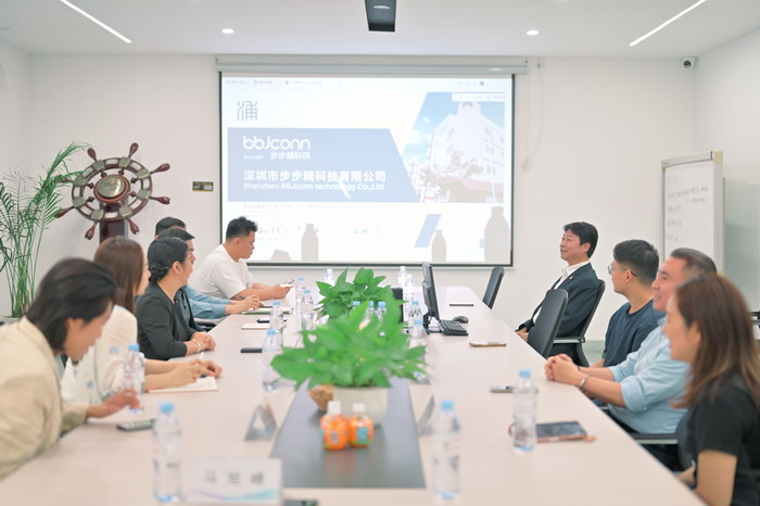 光明区统战部携深圳台协青年企业家走进步步精科技参访交流 (2)