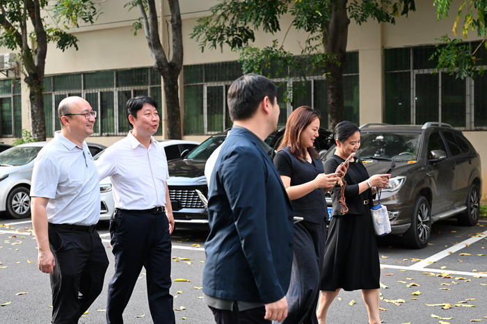 光明区统战部携深圳台协青年企业家走进步步精科技参访交流 (7)