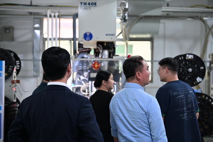 光明区统战部携深圳台协青年企业家走进步步精科技参访交流 (15)