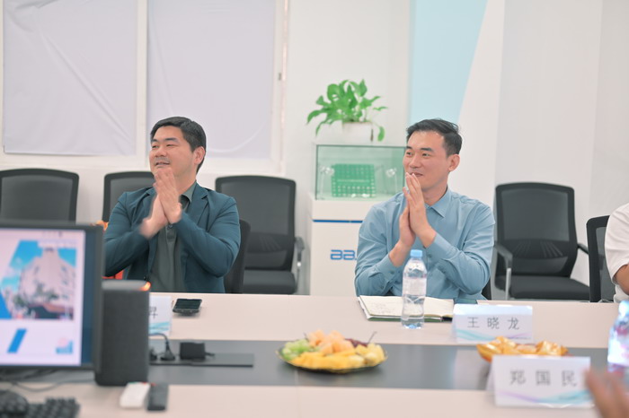 光明区统战部携深圳台协青年企业家走进步步精科技参访交流 (3)