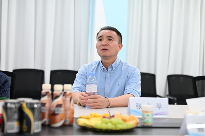 光明区统战部携深圳台协青年企业家走进步步精科技参访交流 (10)