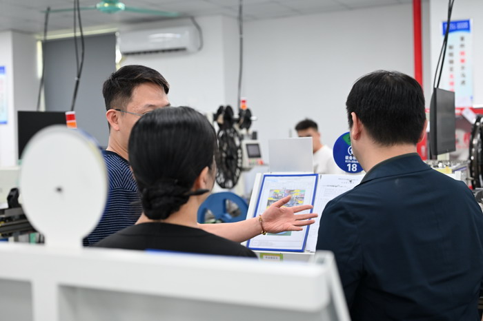 光明区统战部携深圳台协青年企业家走进步步精科技参访交流 (12)